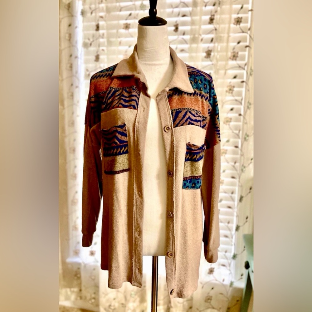 Lovely Melody Aztec print shacket size medium in excellent pre-owned condition! - Picture 3 of 6